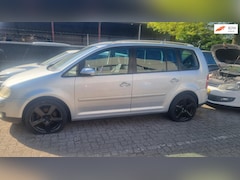 Volkswagen Touran - 2.0-16V FSI Highline 7 persoons