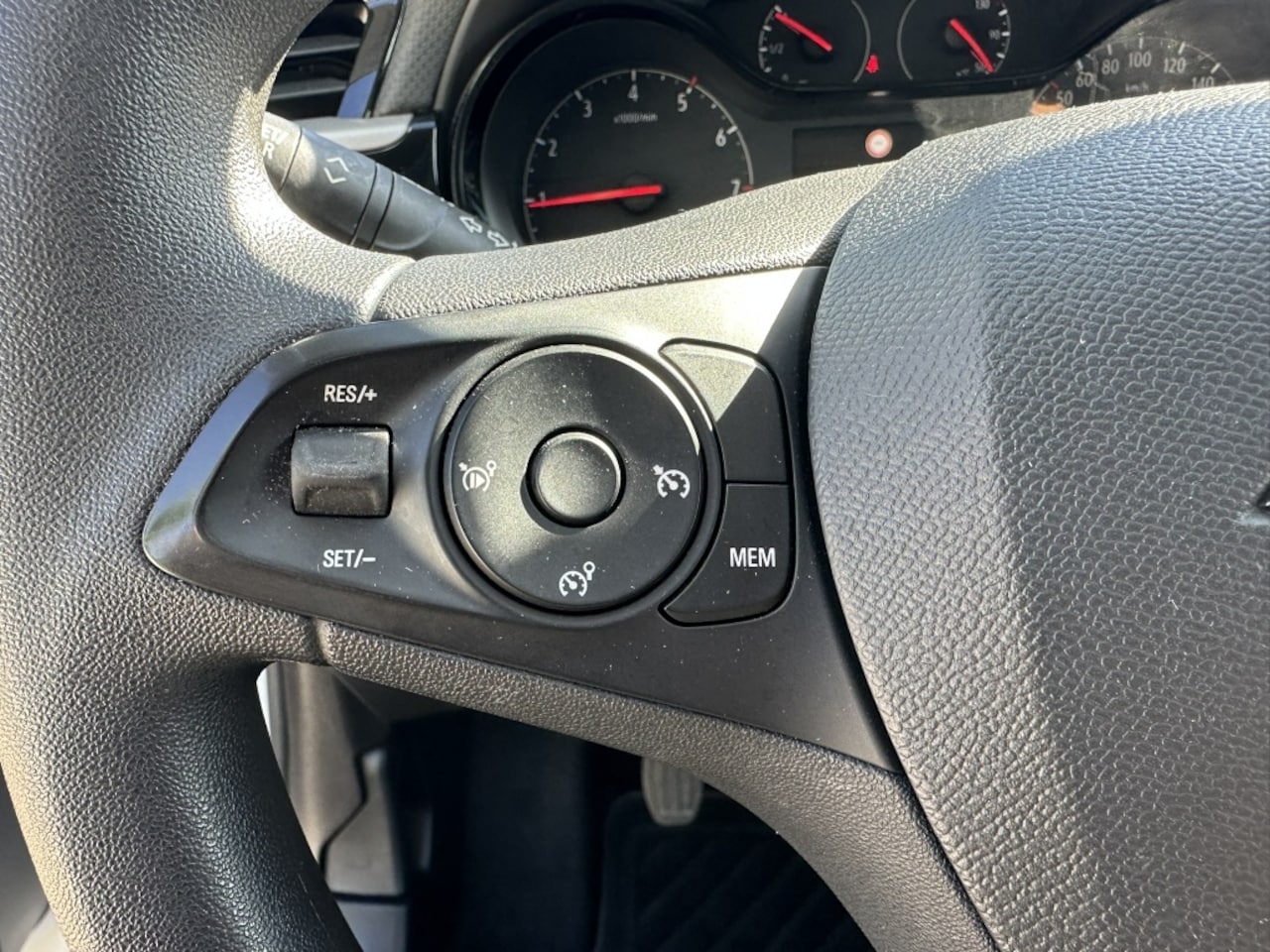Opel Corsa - 1.2 100PK Edition Navi/PDC/Camera