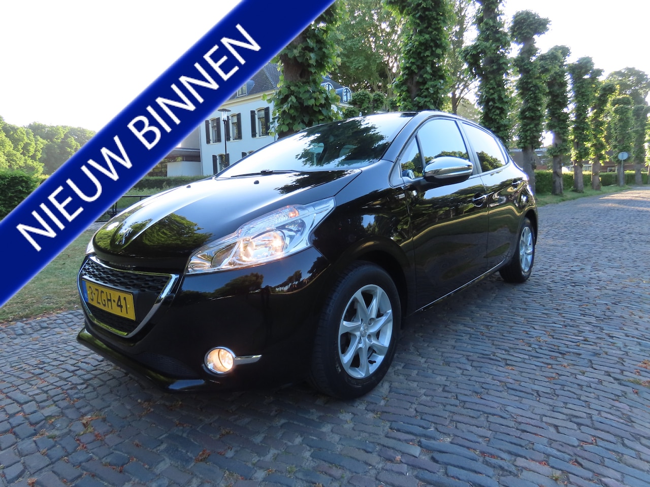 Peugeot 208 - 1.2 PureTech Style Airco Cruisecontrol Navigatie Bleutooth 5 Drs Pdc Lm Velgen - AutoWereld.nl