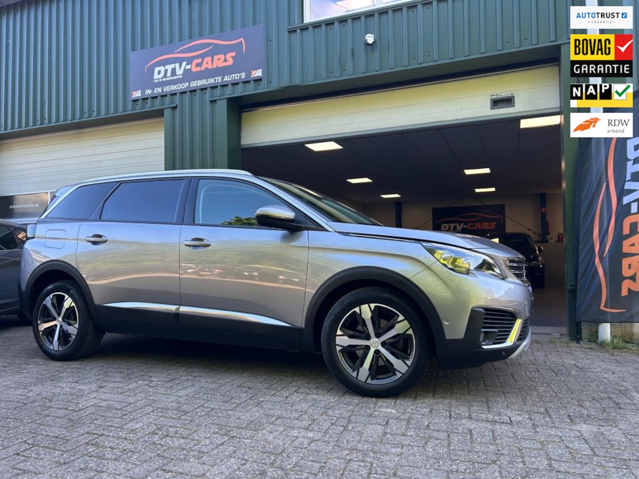 Peugeot 5008 - 1.2 PureTech Allure Automaat pano camera - AutoWereld.nl
