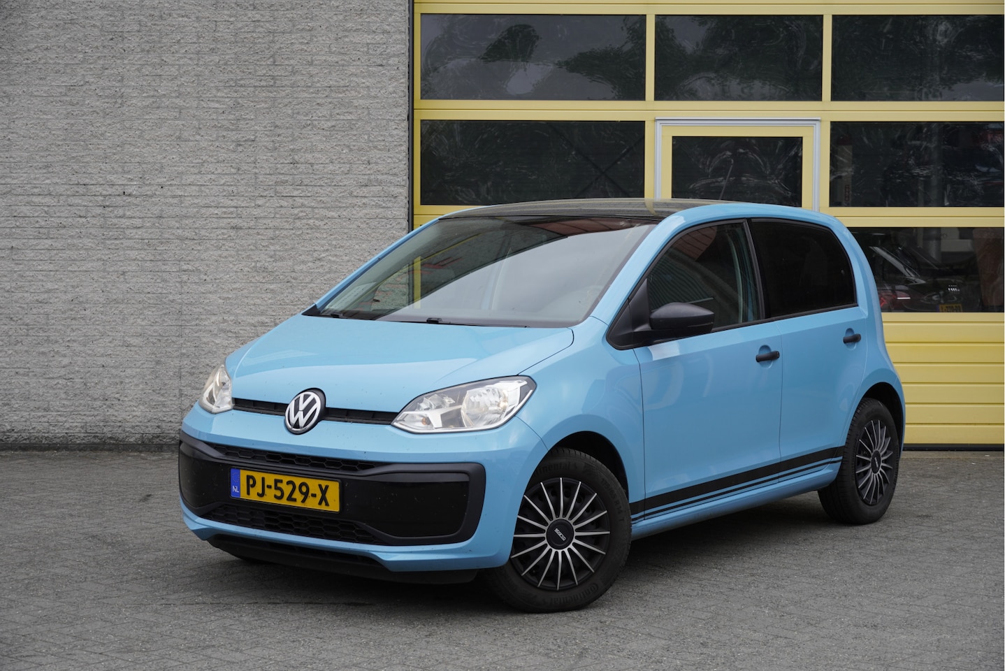 Volkswagen Up! - 1.0 BMT 5drs BJ2017 Led | Airco | Extra getint glas - AutoWereld.nl