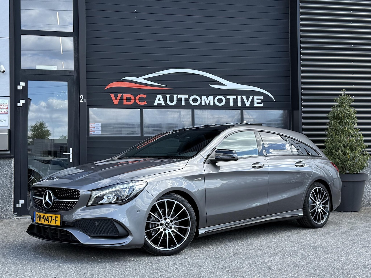 Mercedes-Benz CLA-klasse Shooting Brake - 200 AMG White Art Edition Pano | Carplay | Camera | Stoelverwarming | Sfeerverlichting | D - AutoWereld.nl