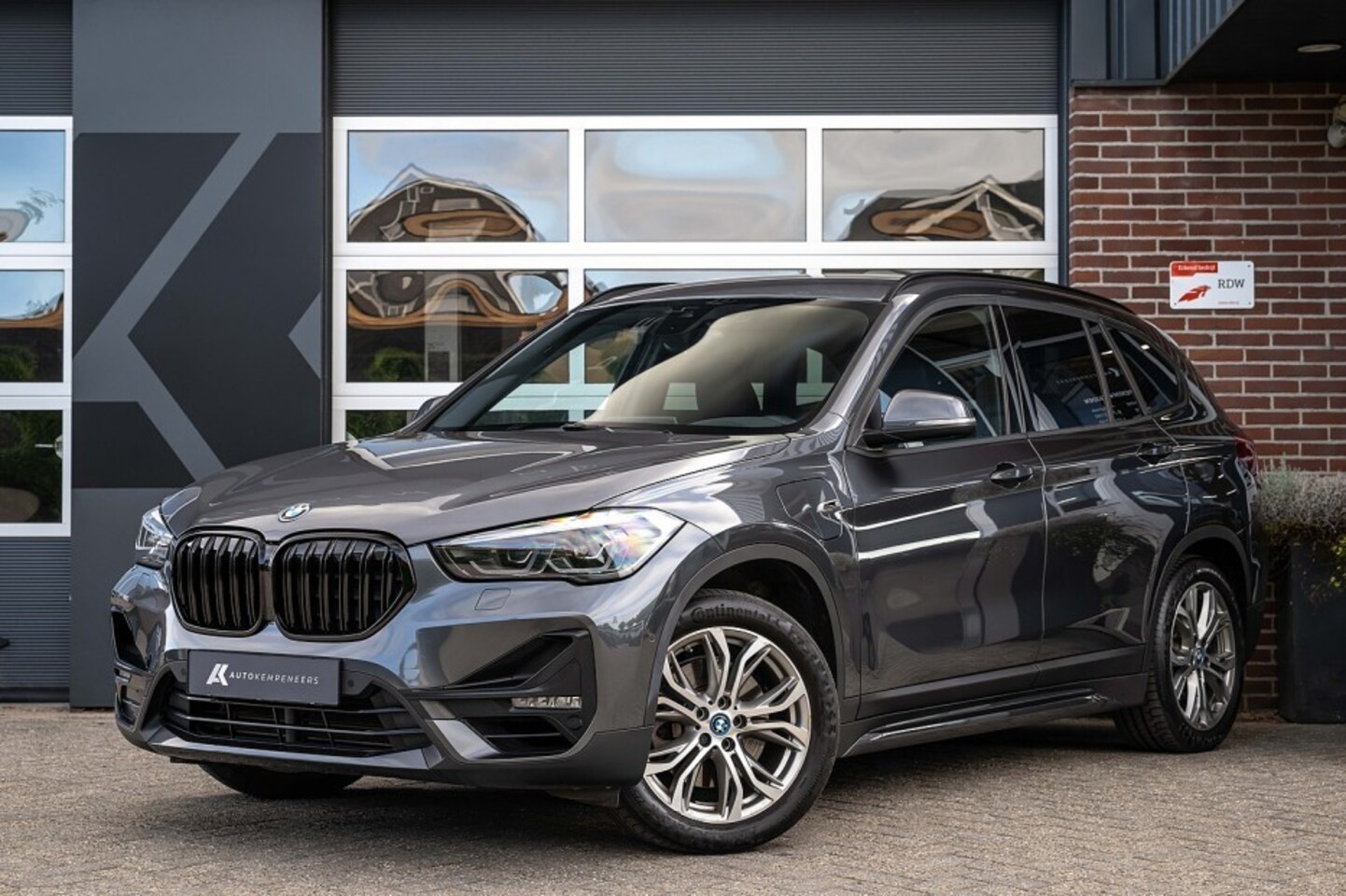 BMW X1 - 25e xDrive Sportline | Stoelverwarming | Trekhaak | Hifi-audio | Head-Up | 18' inch | Serv - AutoWereld.nl