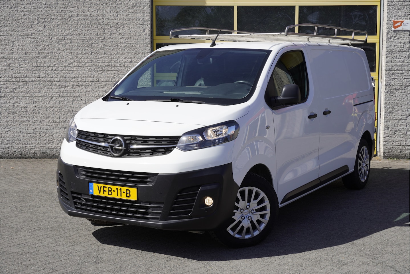 Opel Vivaro - 2.0 CDTI L2H1 Edition BJ2020 Pdc | Navi | Trekhaak | App-Connect | Airco | Cruise control - AutoWereld.nl