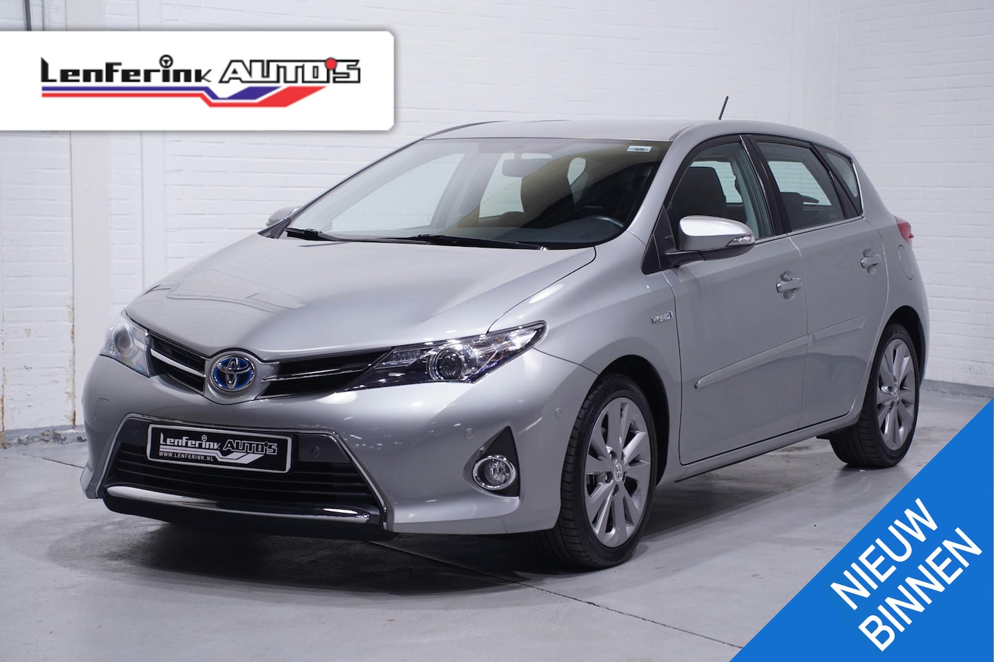 Toyota Auris - 1.8 Hybrid Start Edition Clima Navi PDC Camera Stoelverwarming - AutoWereld.nl