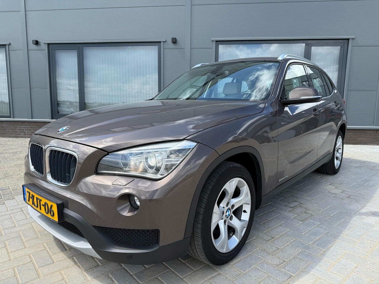 BMW X1 - SDrive20i Chrome Line // Automaat // Navi // Clima // PDC // Cruise control - AutoWereld.nl