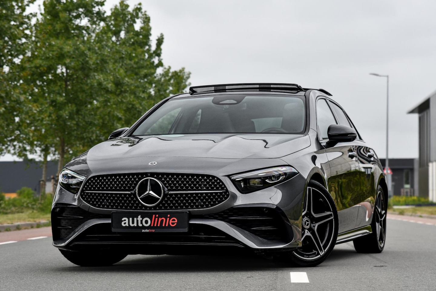 Mercedes-Benz A-klasse - 180 AMG Night ed. Pano, Memory, 360, HUD, Multibeam, Keyless, Trekhaak, Dodeh! - AutoWereld.nl
