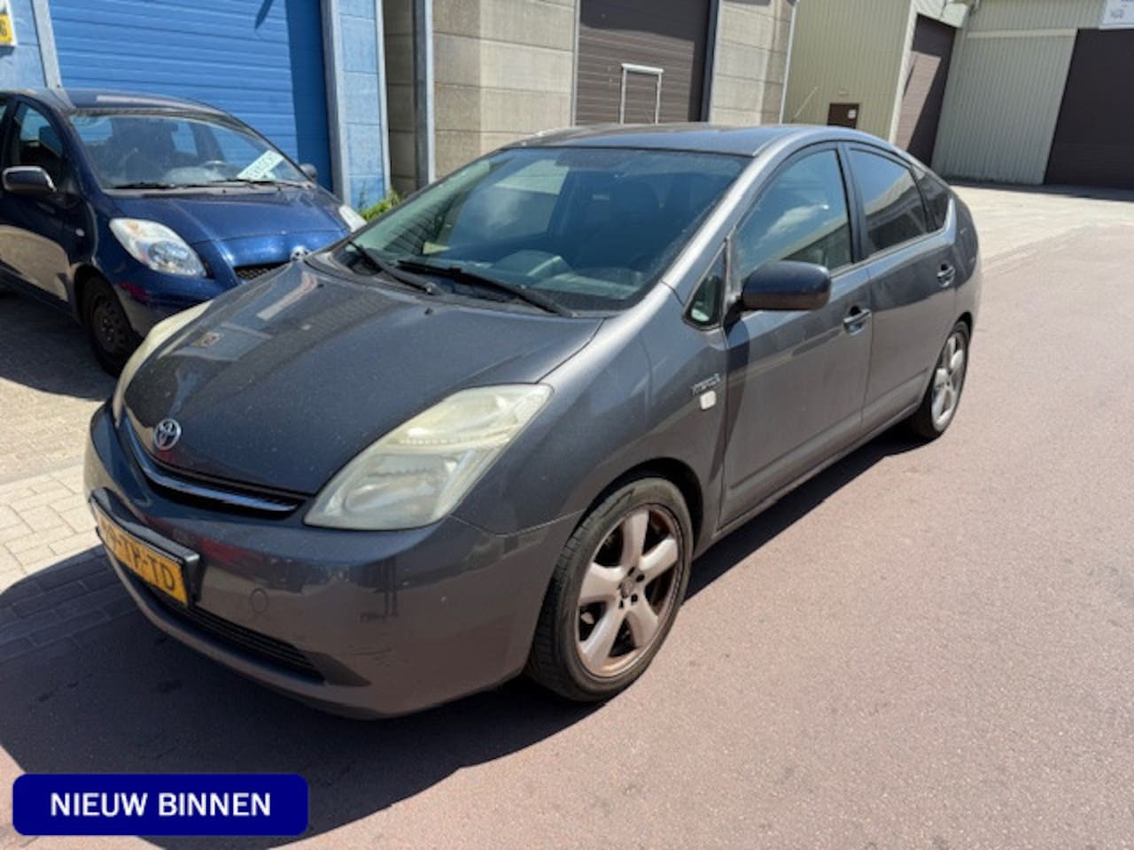 Toyota Prius - 1.5 VVT-i Comfort 2006 met 336.578km NAP Airco, Navigatie, Camera, Trekhaak, 17" LMV, etc. - AutoWereld.nl