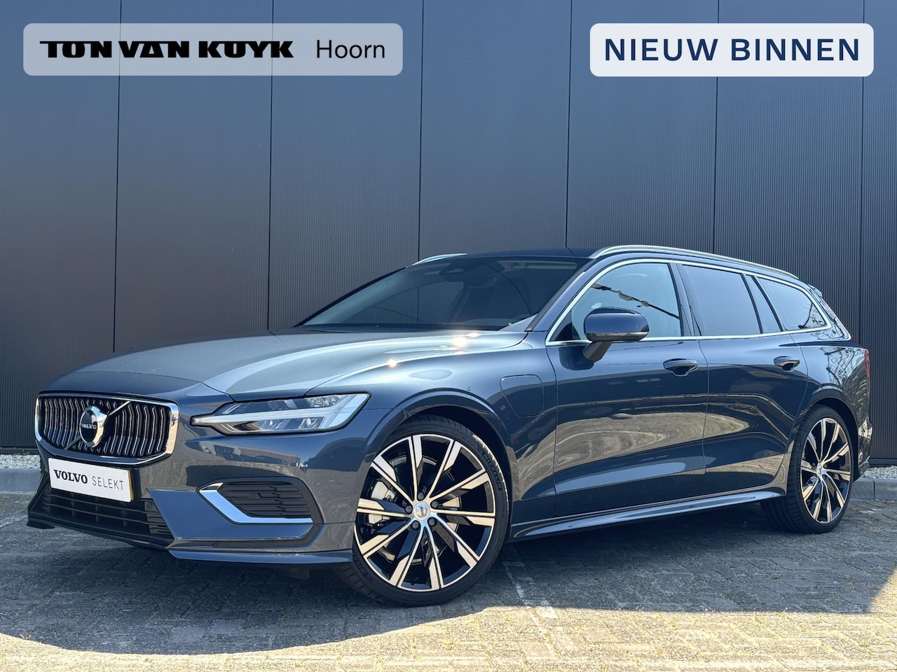 Volvo V60 - 2.0 T6 Plug-in hybrid AWD Essential Edition / 20 Inch / Styling pakket / Elektrische trekh - AutoWereld.nl
