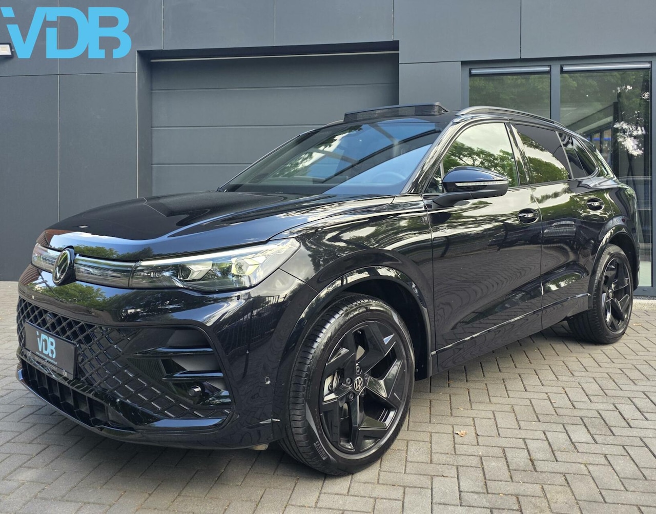 Volkswagen Tiguan - 1.5 eTSI R-Line BLACKEDITION MEMORY PANO - AutoWereld.nl
