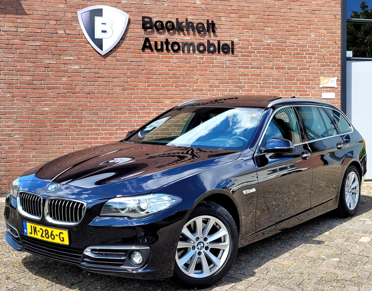 BMW 5-serie Touring - 520i Luxury, Panorama, El. Trekhaak (1e eig. Dealer onderhouden, NL-auto NAP) - AutoWereld.nl
