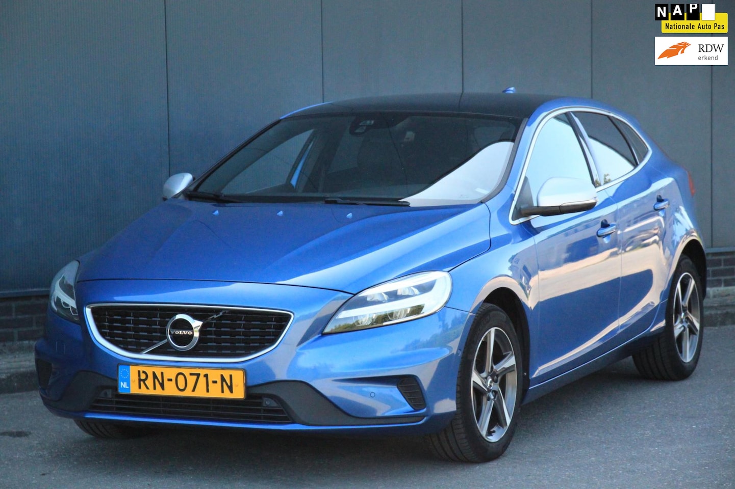 Volvo V40 - 2.0 D3 Business Sport R Design/Panorama/Leer/Navigatie/Parkeersensor v,a - AutoWereld.nl