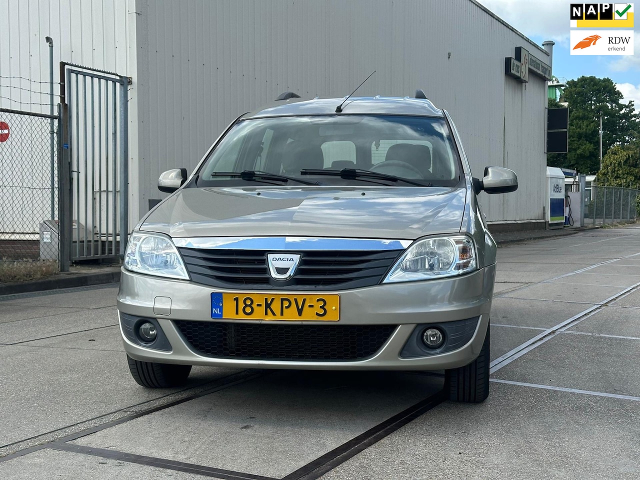 Dacia Logan MCV - 1.6-16V Lauréate 7pers. 36.500km Nap/Apk - AutoWereld.nl
