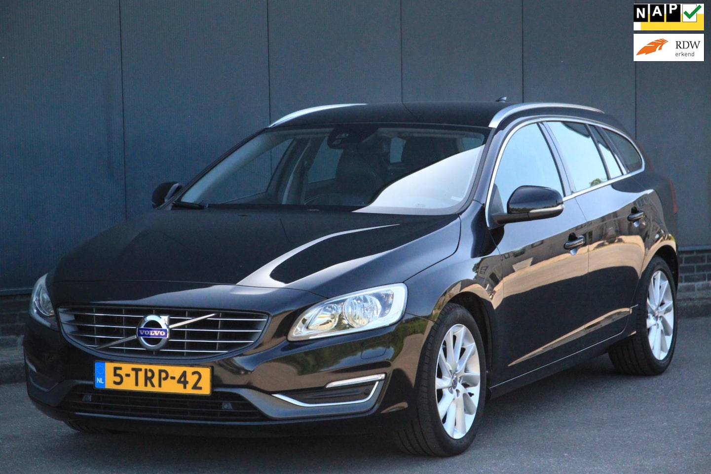 Volvo V60 - 2.0 D4 Summum Leer/Parkeersensor v,a/Trekhaak afneembaar/Navigatie - AutoWereld.nl
