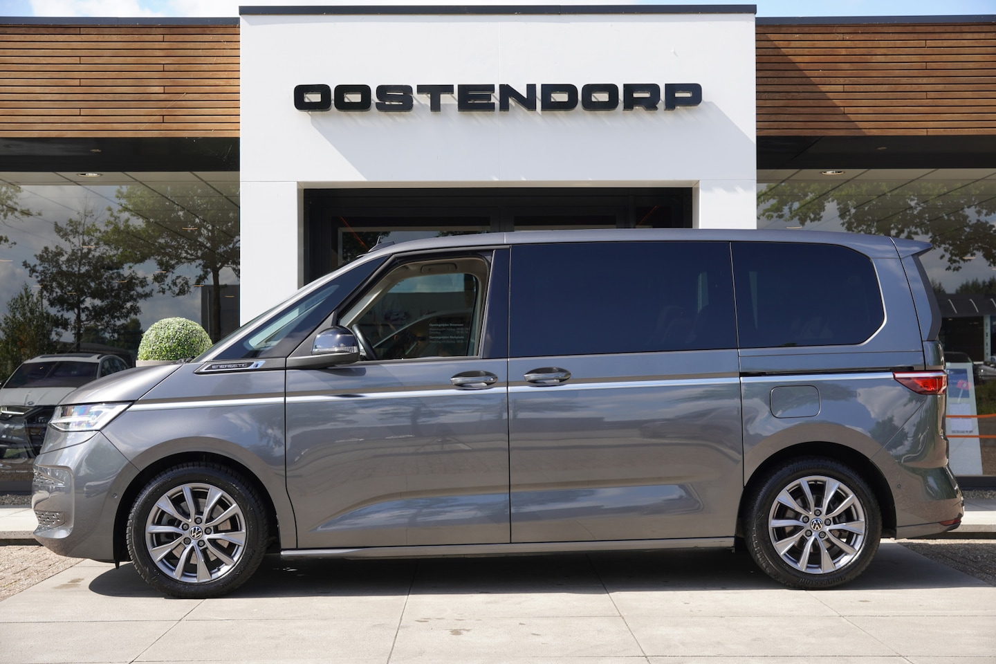 Volkswagen Multivan - 1.4eHybrid/218pk L1H1 7p. Energetic|2022|Pano|Leer|El. schuifdeuren|18" LMV+AllSeason|Crui - AutoWereld.nl