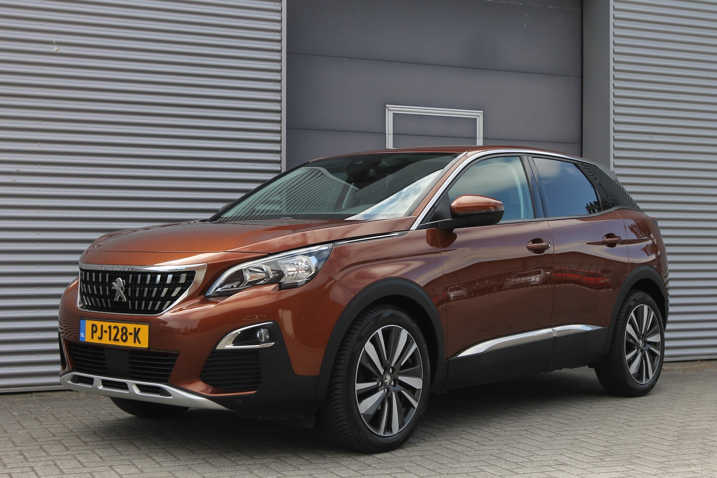 Peugeot 3008 - 1.2 PureTech Blue Lease Premium I Carplay I Camera I Clima I Trekhaak - AutoWereld.nl