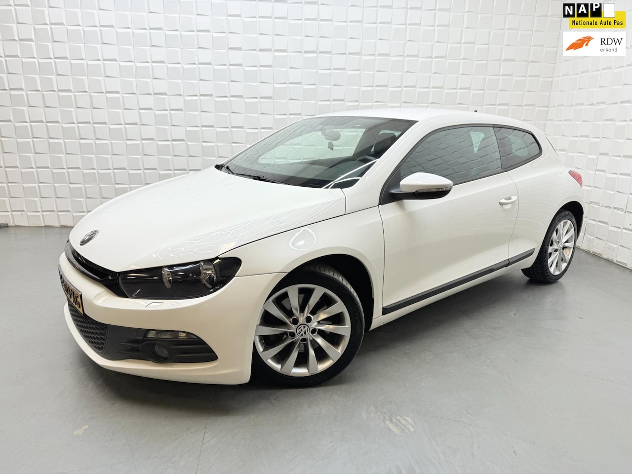 Volkswagen Scirocco - 2.0 TSI AUTOMAAT 200PK LEER PDC - AutoWereld.nl
