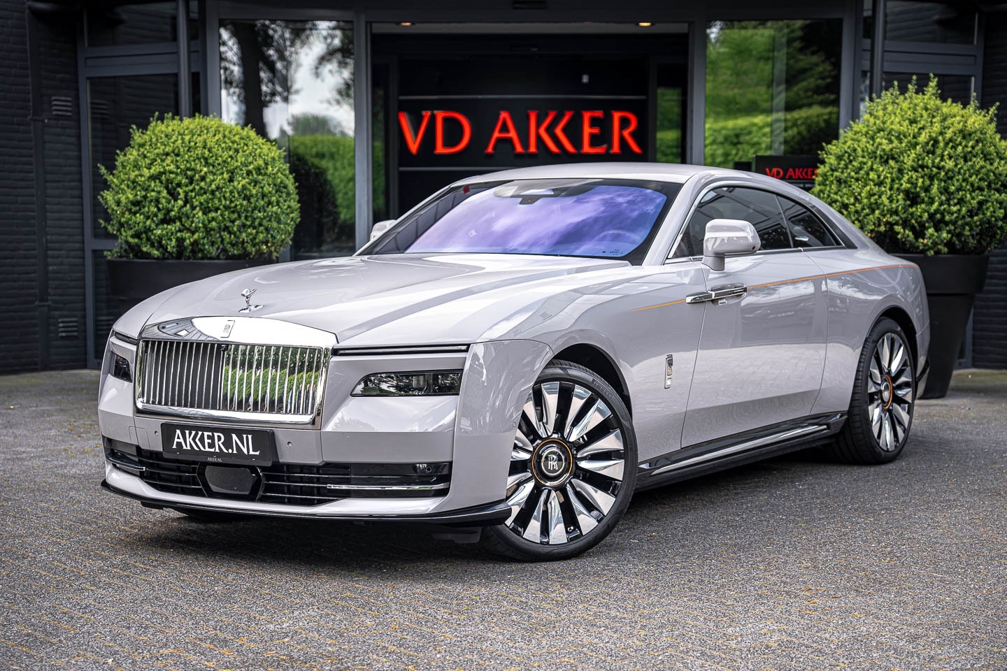 Rolls-Royce Spectre - 23" | Launch Pack | Pinstripe | Shooting Star Headliner | Contrast Stitching - AutoWereld.nl
