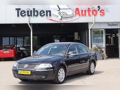 Volkswagen Passat - 1.6 Turijn Climate control, Trekhaak, Elektrische ramen, Cruise control, Lichtmetalen wiel