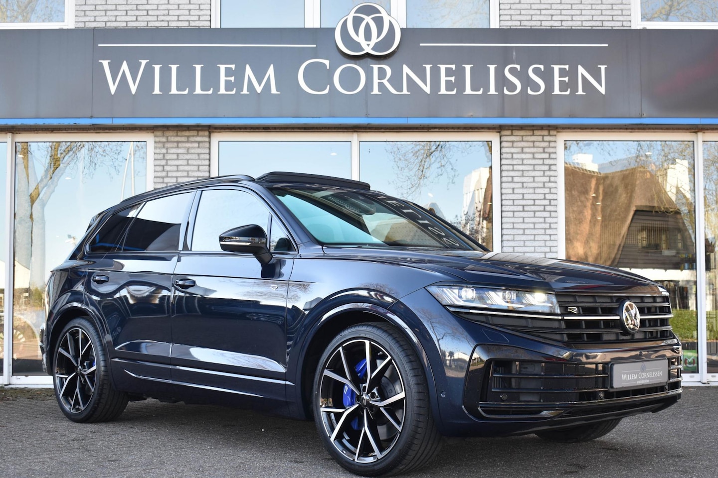 Volkswagen Touareg - 3.0 TSi eHybrid 4M R Pano Trekhaak Dynaudio Puglia Massage Zitklima - AutoWereld.nl