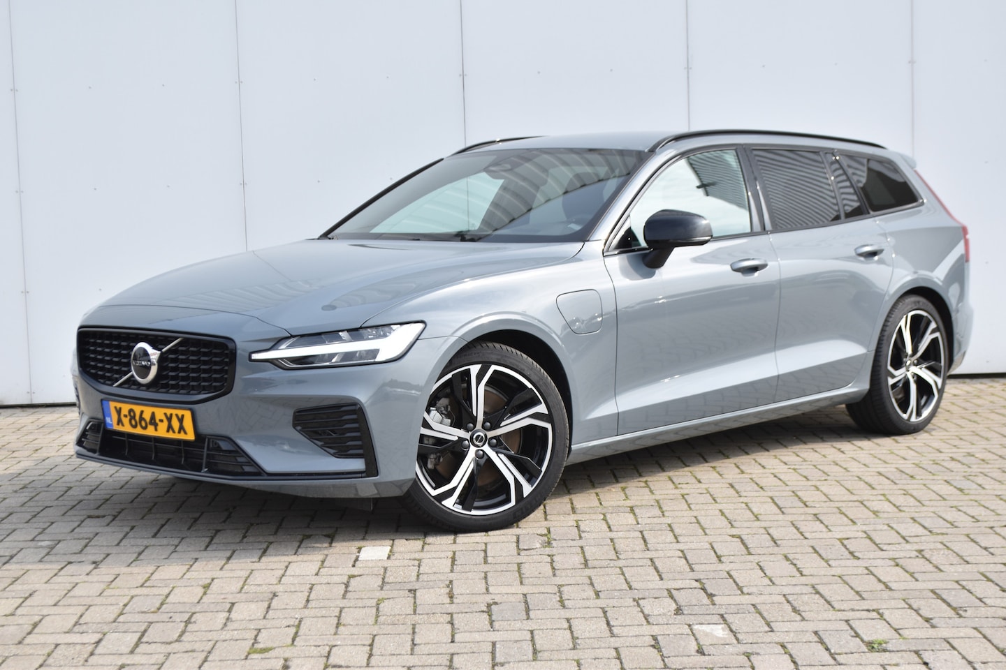 Volvo V60 - T6 Plus Dark | SportLeather | 19'' | ThunderGrey - AutoWereld.nl