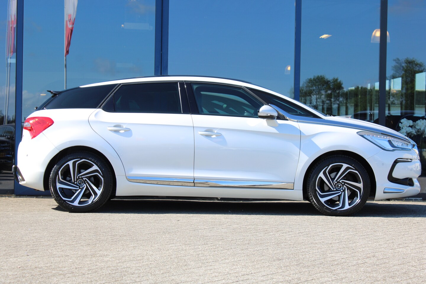 DS 5 - 1.6 THP 165pk Chic LEDER MEMORY PANORAMADAK NAVI TREKHAAK - AutoWereld.nl