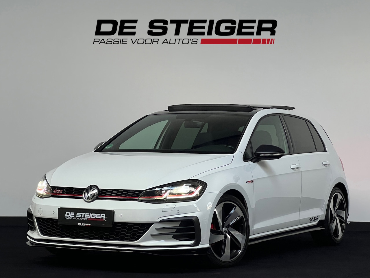 Volkswagen Golf - 2.0 TSI GTI TCR Pano Akrapovic Dyna Keyless 19 inch - AutoWereld.nl