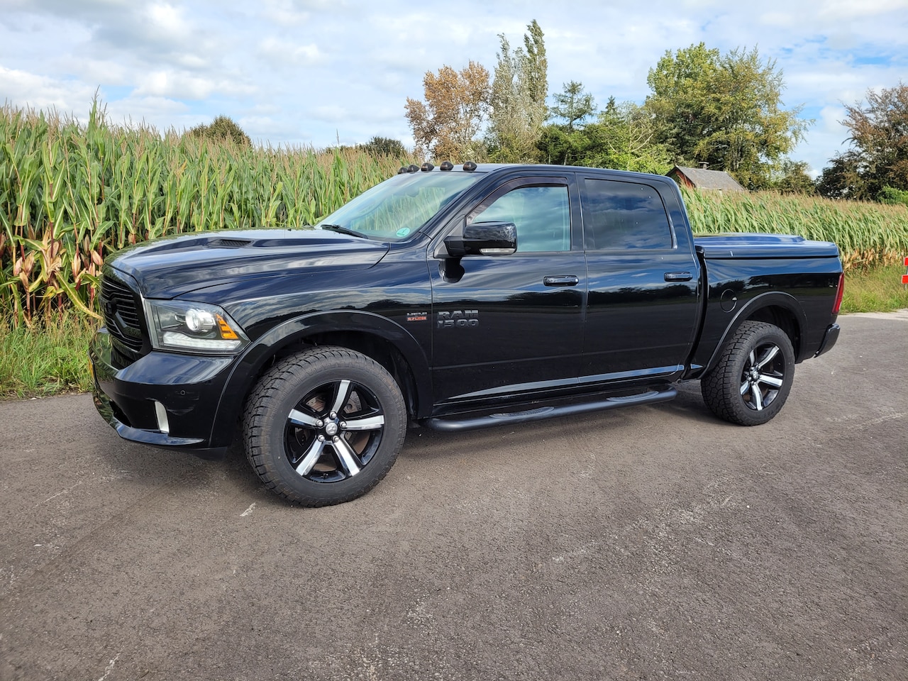 Dodge Ram 1500 - 5.7 V8 4x4 Crew Cab 5'7 Sport Black edition - AutoWereld.nl