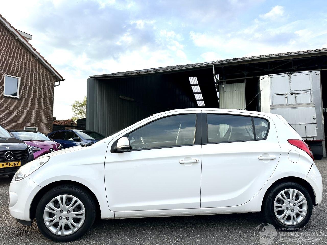 Hyundai i20 - I-20 1.2i 77pk Plus 5drs - 131dkm nap - clima control - aux - usb - elektr ramen + spiegel - AutoWereld.nl