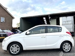 Hyundai i20 - I-20 1.2i 77pk Plus 5drs - 131dkm nap - clima control - aux - usb - elektr ramen + spiegel