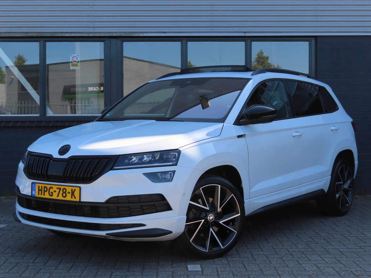 Skoda Karoq - 1.5 TSI ACT Sportline Business | panodak | camera | voorruitverwarming | stoelverwarming | - AutoWereld.nl