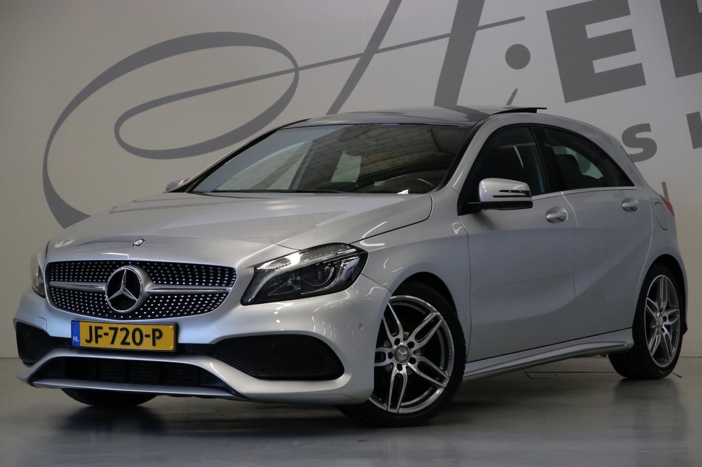 Mercedes-Benz A-klasse - 180/ AMG-line/ Panoramaschuifdak/ Sfeerverlichting - AutoWereld.nl