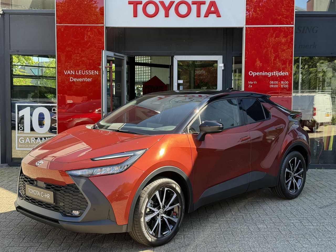 Toyota C-HR - 2.0 Plug-in Hybrid 220 Dynamic STOEL/STUUR VERWARMING NAVI LED APPLE/ANDOID AUTO NIEUW UIT - AutoWereld.nl