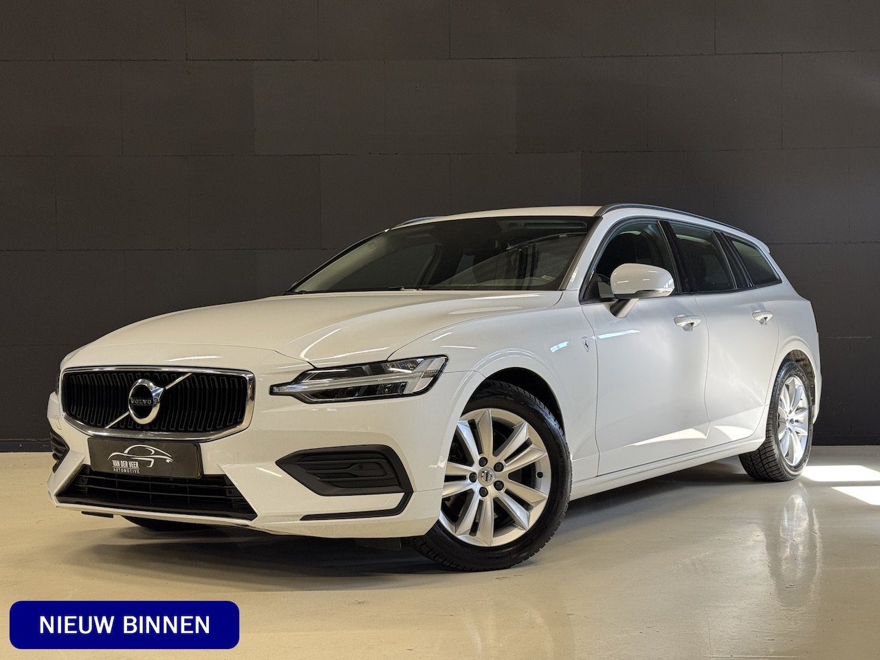 Volvo V60 - 2.0 B3 Momentum Advantage Automaat | Adaptive cruise | Elektr. trekhaak | Camera | Dealer - AutoWereld.nl