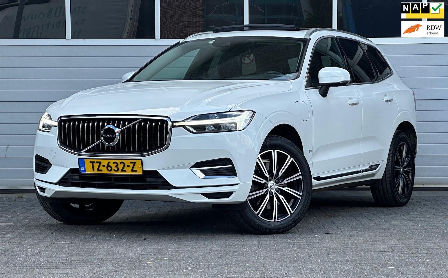 Volvo XC60 - 2.0 T8 Twin Engine AWD Inscription ACC BLIS PANO - AutoWereld.nl