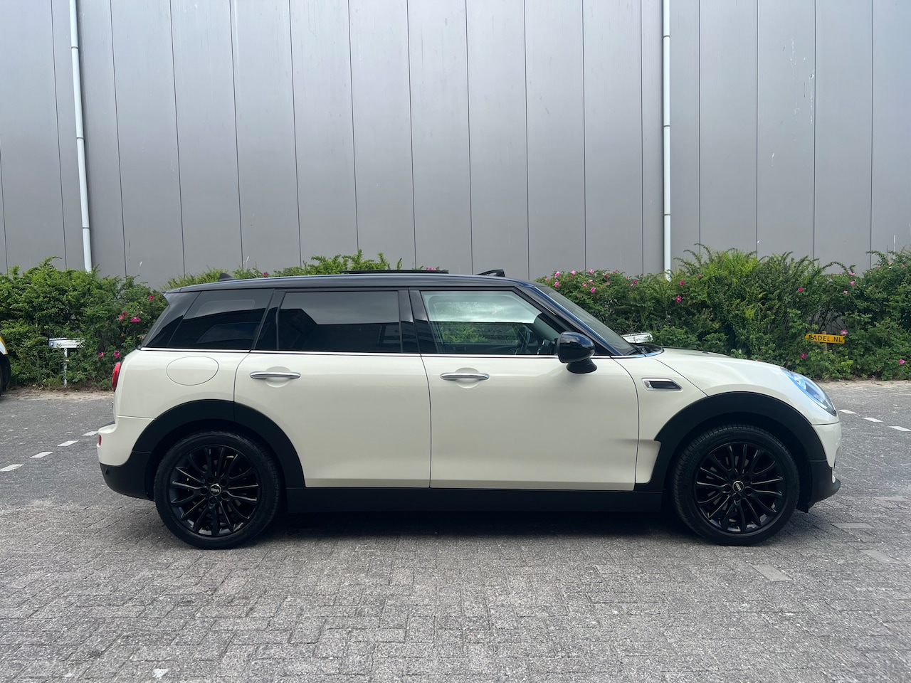 MINI Clubman - 1.5 Cooper Chili Ramen achterzijde met folie bewerkt - AutoWereld.nl