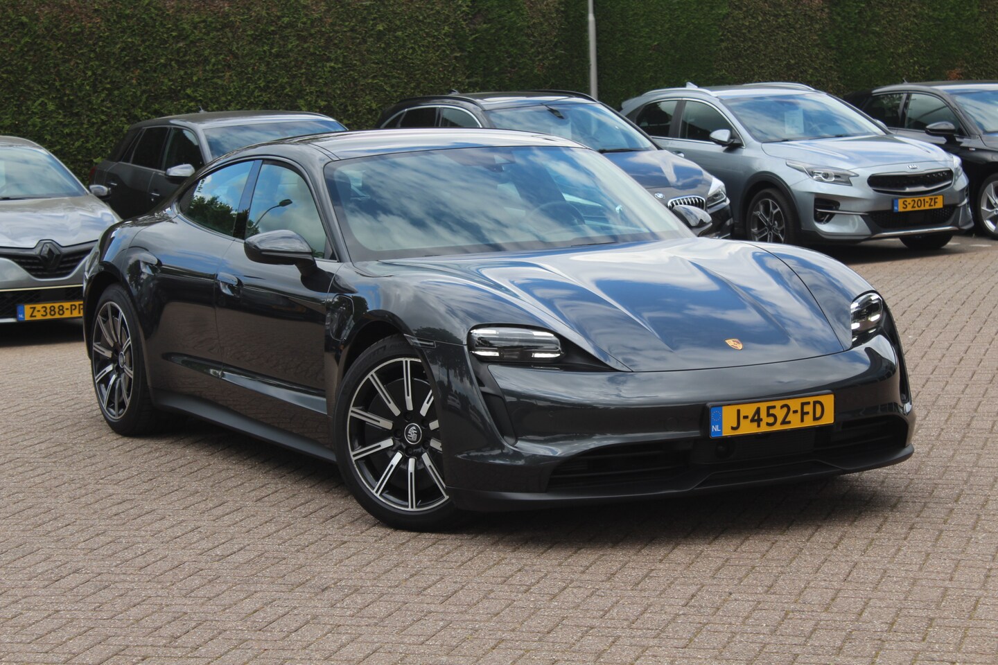 Porsche Taycan - 4S Performance 84 kWh / Panoramadak / Camera / Luchtvering / Achterasbesturing / 20'' / Bo - AutoWereld.nl
