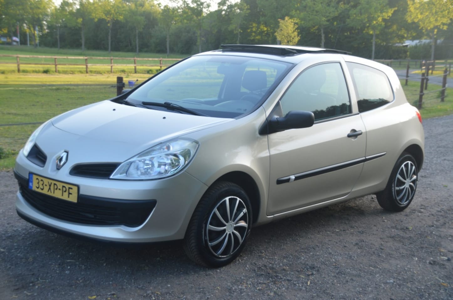 Renault Clio - 1.2-16V Bns Line Pano dak Airco APK Juni 2026 - AutoWereld.nl