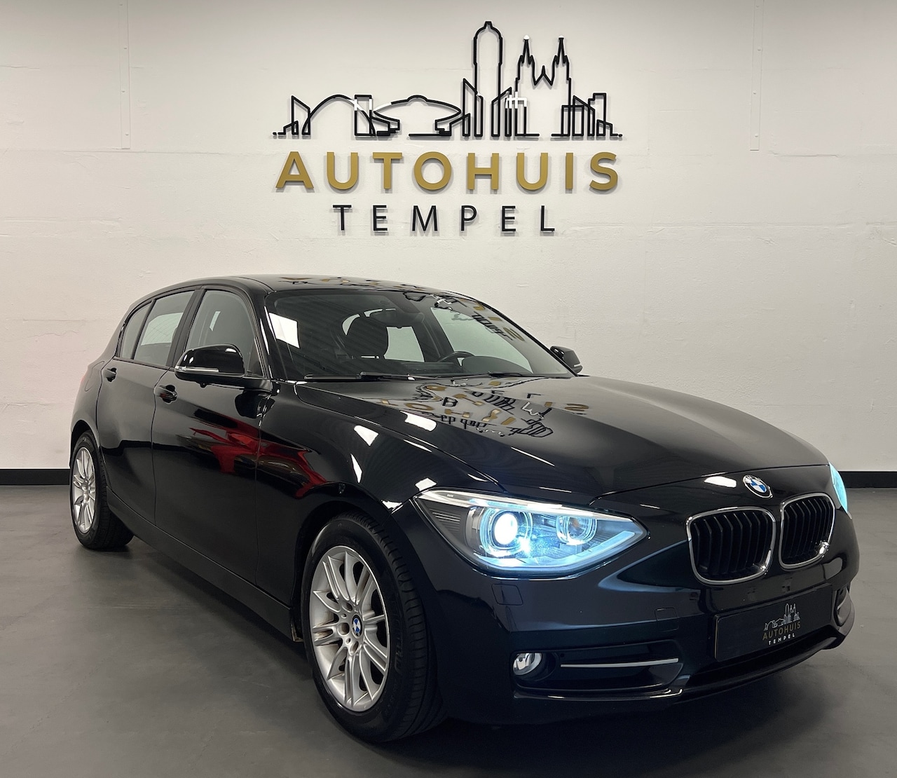 BMW 1-serie - 116i Business+ Nap Automaat Airco Parksensoren Lm Velgen Goed Onderhouden - AutoWereld.nl