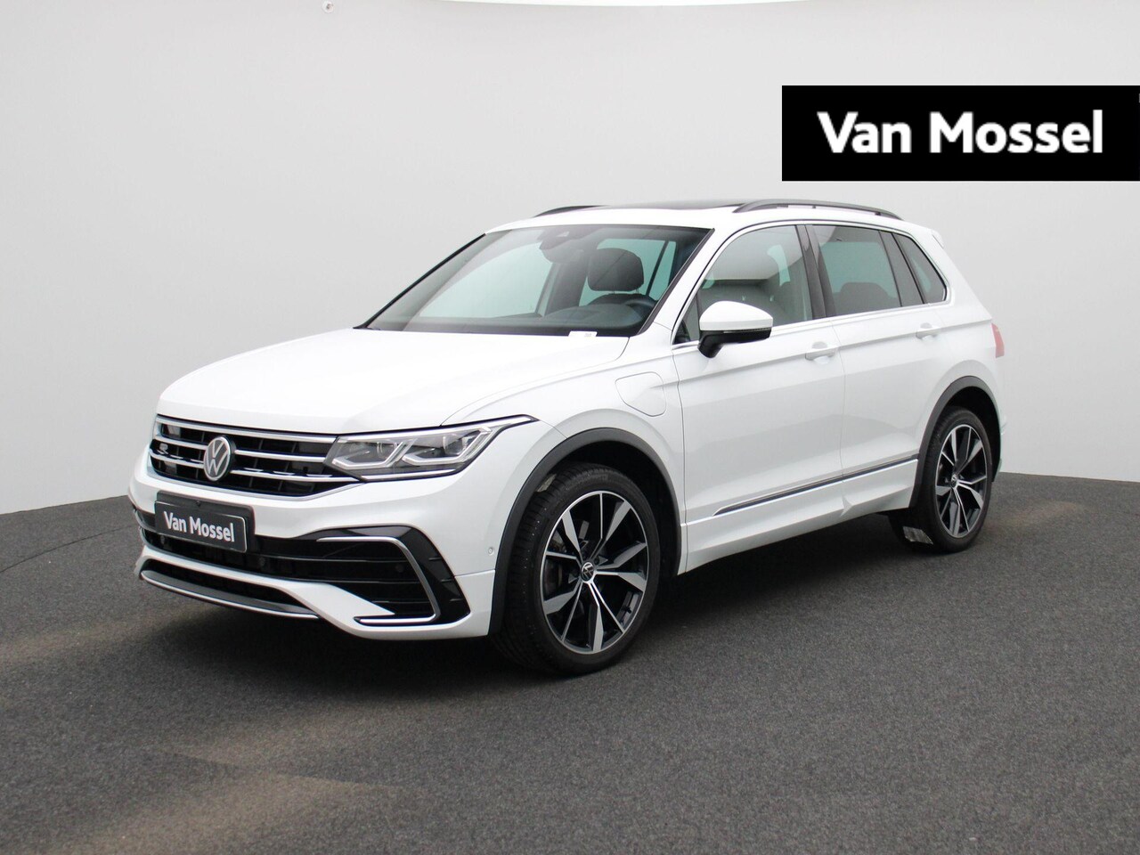 Volkswagen Tiguan - 1.4 TSI eHybrid R-Line Business+ 245 PK | Automaat | R-Line | Trekhaak | Panoramadak | Sto - AutoWereld.nl