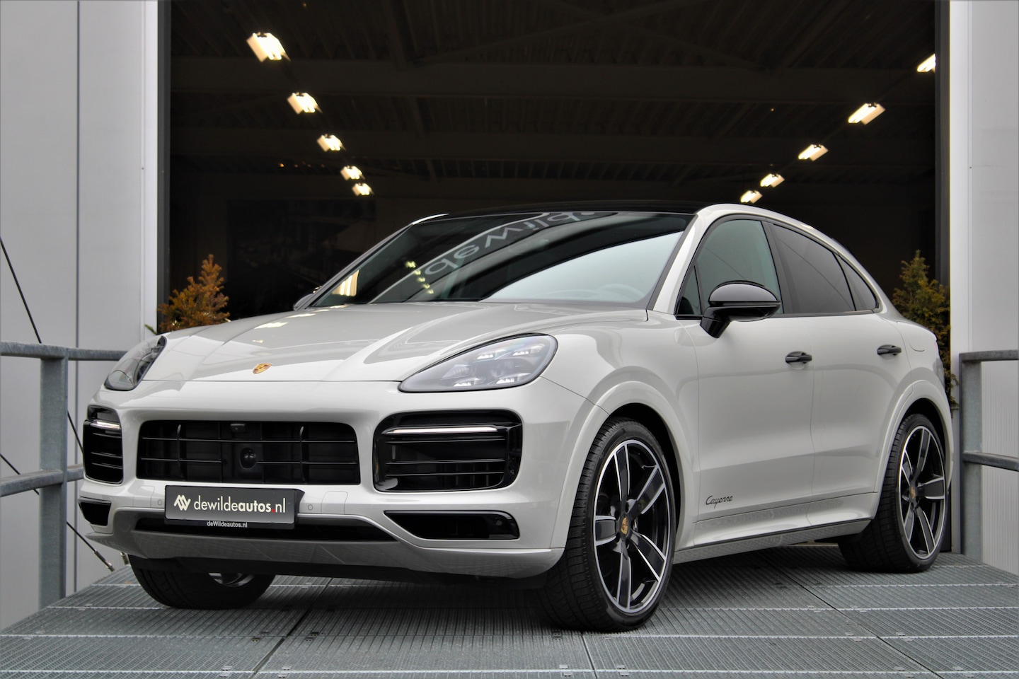 Porsche Cayenne Coupé - 3.0 E-Hybrid SportDesign 462pk Krijt Pano SoftClose Head-up Stoelventilatie Bose Trekhaak - AutoWereld.nl