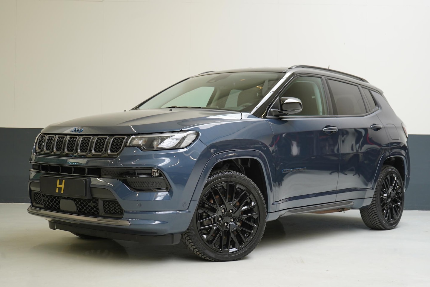 Jeep Compass - 4xe 240 Plug-in Hybrid Electric S | Leder | Navigatie | Achteruitrijcamera | Stuurverwarmi - AutoWereld.nl