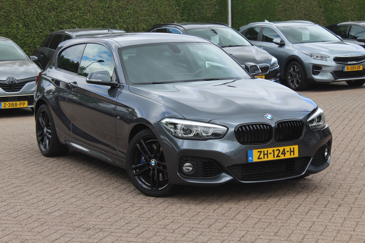 BMW 1-serie - 118i Edition M Sport Shadow High Exe. / Leder / Navigatie / Parkeerhulp V+A / 18'' / Stoel - AutoWereld.nl