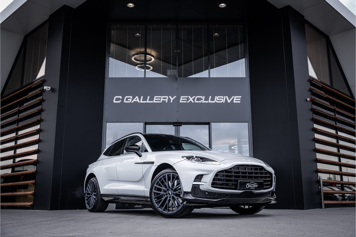 Aston Martin DBX - 4.0 V8 707 - Panoramadak | Keramisch | 23'inch | Elektr. Trekhaak - AutoWereld.nl