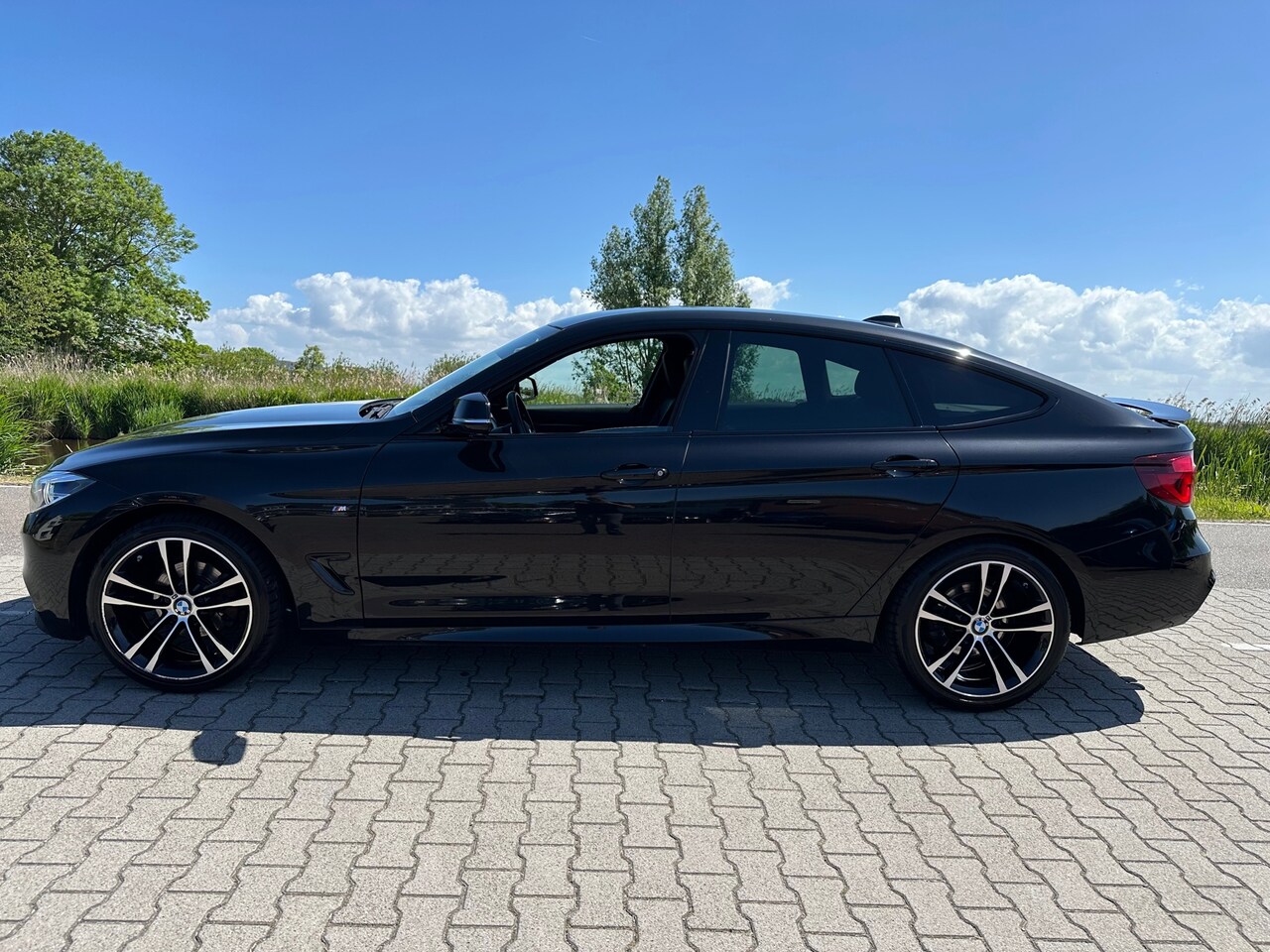 BMW 3-serie - 320i xDrive High Executive M-pakket, Trekhaak, Lane assist, Harman Kardon, Leder, Navi Pro