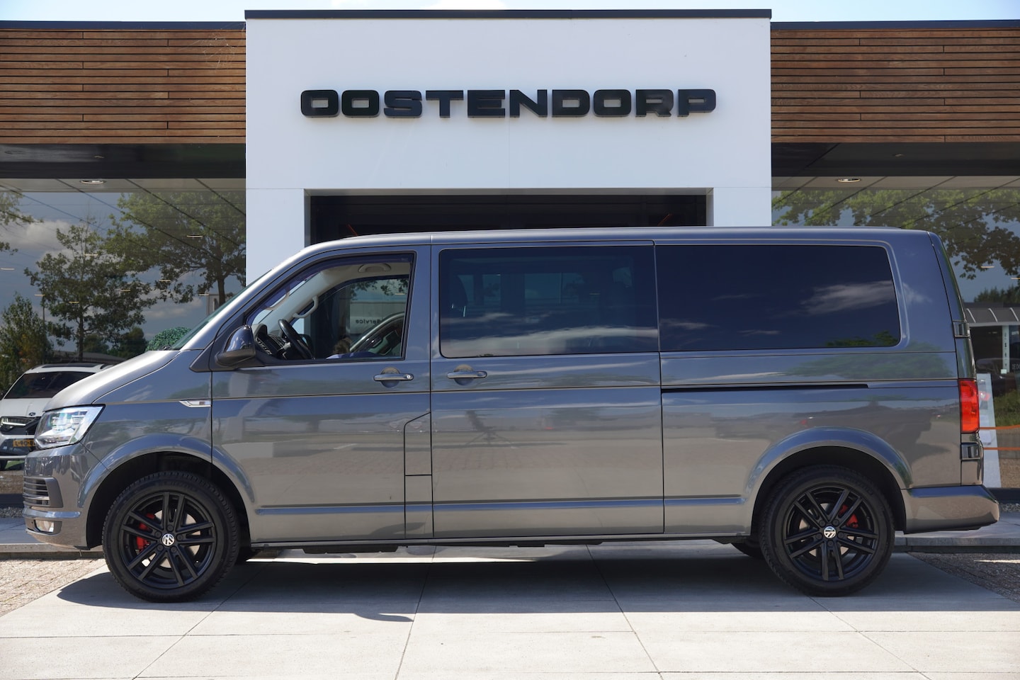 Volkswagen Transporter - 2.0TDI/150pk L2H1 DC Highline Blackstyle DSG|2019|Leer|LED|Cruise+ACC|Navi|PDC+Camera|Trek - AutoWereld.nl