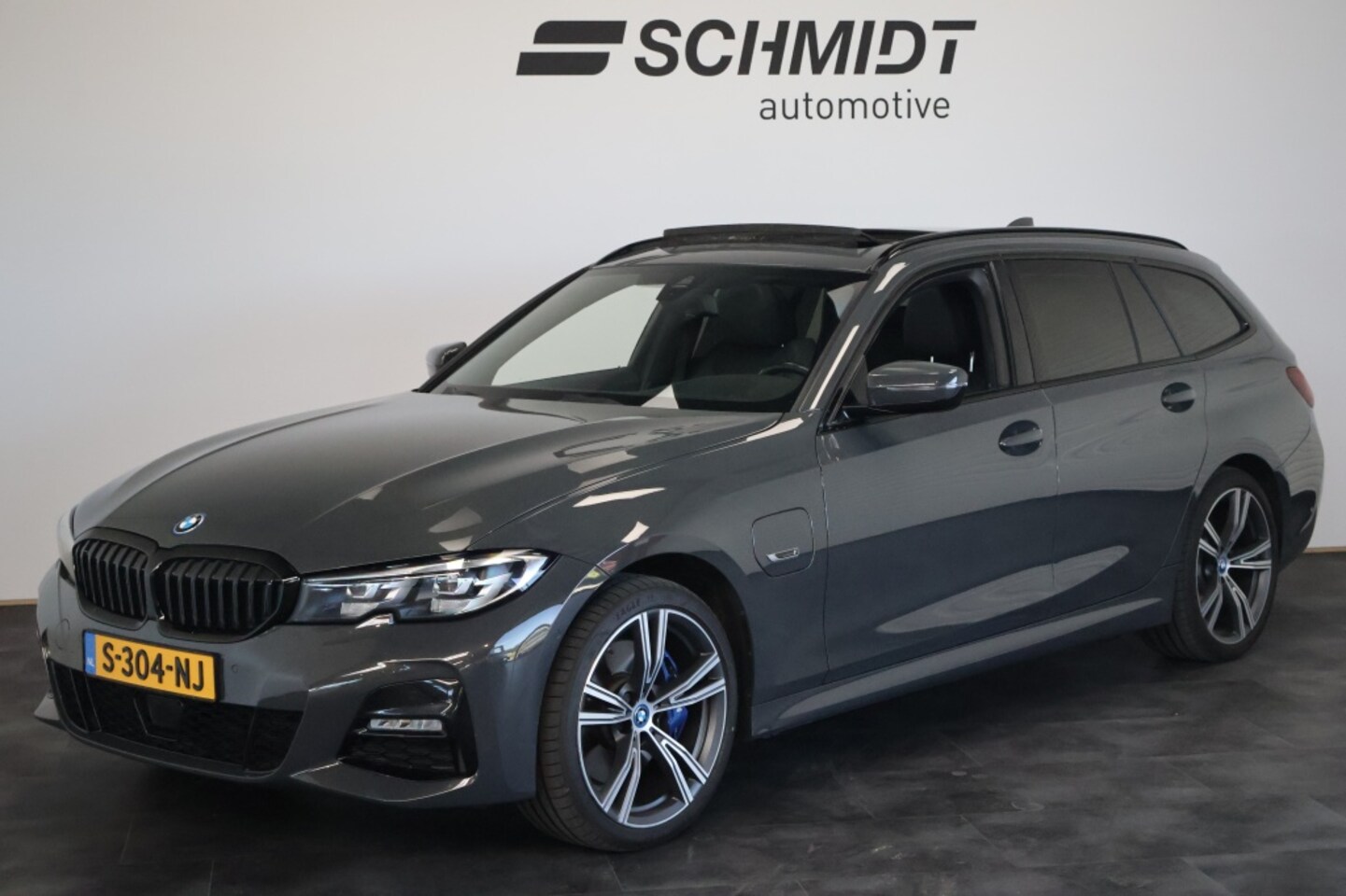 BMW 3-serie Touring - 330e xDrive High Executive | Individual | Pano | Trekhaak | LED - AutoWereld.nl