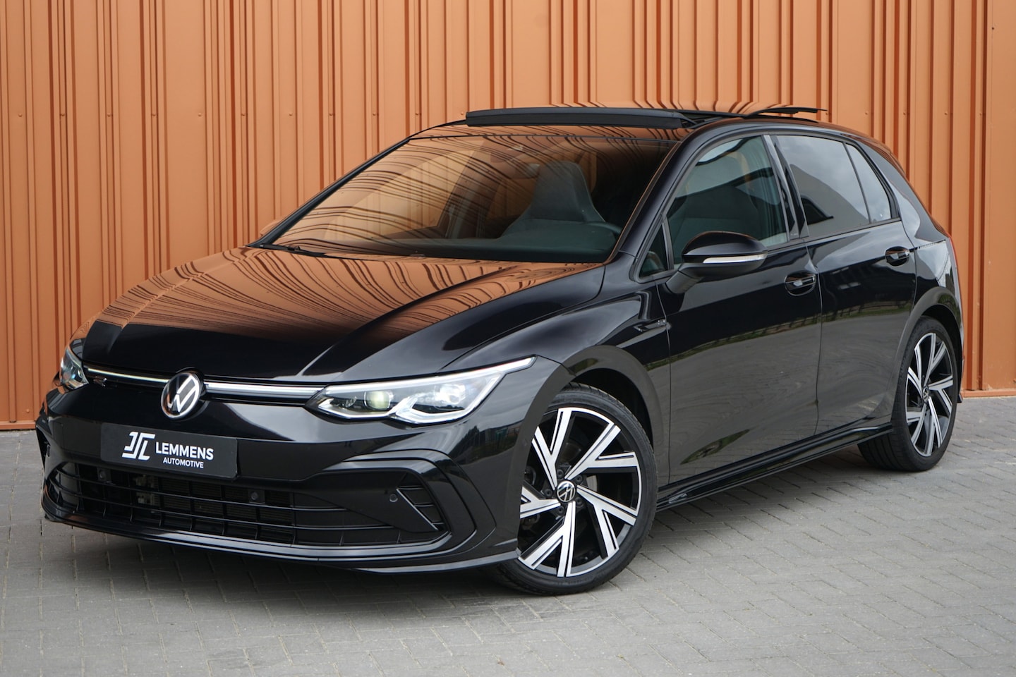Volkswagen Golf - 1.5 eTSI R-Line Panodak IQ Light Camera Trekhaak DAB Carplay - AutoWereld.nl