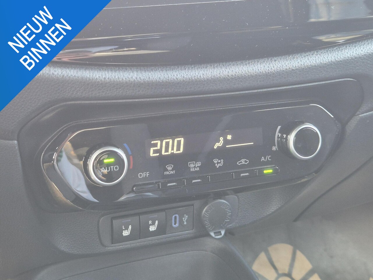 Toyota Aygo X - 1.0 VVT-i MT STOELVERW CLIMA AD-CRUISE 17"LM VELGEN APPLE/ANDROID - AutoWereld.nl