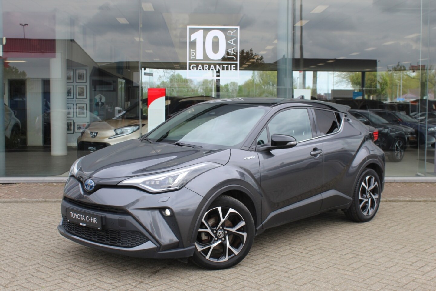 Toyota C-HR - 2.0 Hybrid Style Bi-Tone | Premium Pack | Sensoren v/a | Android - AutoWereld.nl